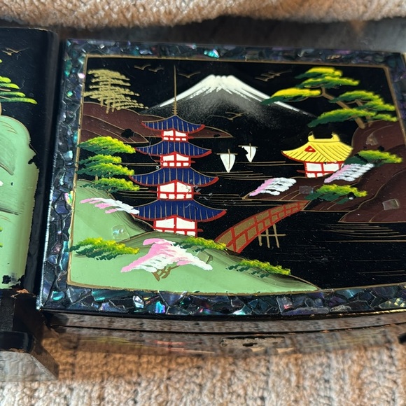 Very Old Hand Painted Asian Themed Jewelry Box -design on Black Lacquer-See pics - Picture 3 of 16